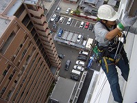 高所外壁洗浄・窓ガラス清掃イメージ